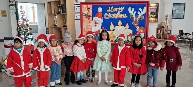 Samsara School News : नन्हे हाथों में कार्ड, दिलों में खुशी और आंखों में सपने, समसारा विद्यालय में क्रिसमस व नववर्ष ने रचा उत्सवों का यादगार संसार, नन्हे कलाकारों की रंगीन दुनिया, कार्ड और क्रिसमस ट्री ने जीता दिल, प्रधानाचार्या कैप्टन प्रवीन राय का संदेश “आने वाला वर्ष हो खुशियों से भरा”