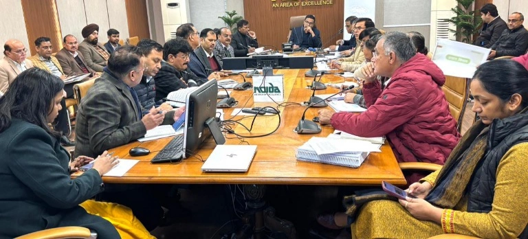Noida Authority News : नोएडा में अलर्ट मोड पर प्राधिकरण, सीईओ डॉ लोकेश एम के सख्त निर्देश—जल, सड़क और स्वच्छता में लापरवाही पर ‘नो टॉलरेंस’, स्वच्छता व्यवस्था पर बड़ा एक्शन, वेतन पर लगी रोक, अब काम बोलेगा, लापरवाही नहीं चलेगी