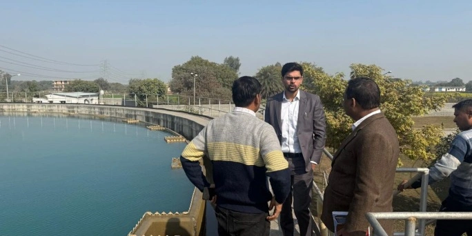 Greater Noida Authority News : पानी पर पहरा, सेहत की सुरक्षा, ग्रेटर नोएडा में एसीईओ खुद उतरे मैदान में, गंगा वाटर ट्रीटमेंट प्लांट से लेकर मास्टर रिजर्वायर तक की सघन जांच, लीकेज से लेकर सीवर कनेक्शन तक जांच, 4 दिन, 8 टीमें और 120 से अधिक सैंपल