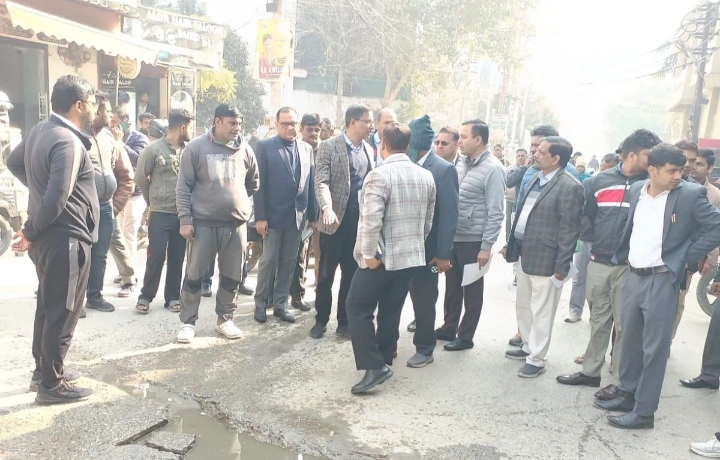 Noida Authority News : सीईओ डॉ लोकेश एम का सख़्त एक्शन मोड ग्राम सदरपुर में निरीक्षण, अवैध अतिक्रमण से लेकर पानी–बिजली तक हर समस्या पर त्वरित निर्देश, स्वास्थ्य सेवाओं को मिलेगी मजबूती