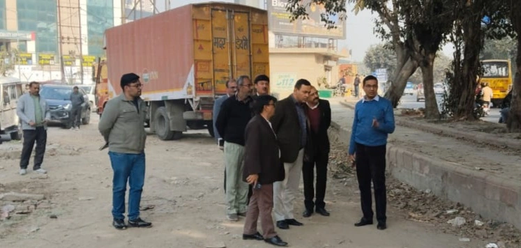 Noida Authority News : एमपी-3 मार्ग पर ट्रैफिक व्यवस्था सुदृढ़ करने की कवायद तेज, सीईओ डॉ लोकेश एम ने किया निरीक्षण; 10 दिन में रिपोर्ट तलब, तेजी से बढ़ रहा यातायात दबाव, पीक ऑवर्स में जाम बना चुनौती