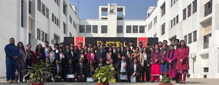 Samsara School News : आँखों में यादें, दिल में सपनेसमसारा विद्यालय में कक्षा 12वीं के विद्यार्थियों को भावभीनी विदाई, तिलक लगाकर पारंपरिक स्वागत किया, प्रधानाचार्या ज्योति बत्रा ने सभी विद्यार्थियों को संबोधित करते हुए उनके उज्ज्वल भविष्य की कामना की