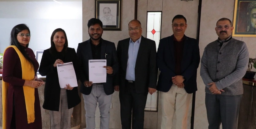 NIET College News : किताबों से करियर तक NIET–SmartBridge की ऐतिहासिक साझेदारी, ग्रेटर नोएडा के छात्रों के लिए खुले उद्योग के दरवाज़े, शिक्षा और उद्योग का मजबूत सेतुइस MoU का मुख्य, प्रबंधन डॉ नीमा अग्रवाल की सोच: भविष्य-केंद्रित शिक्षा