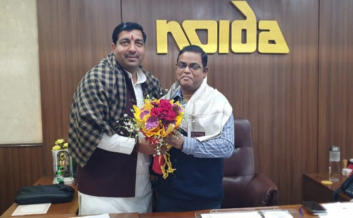 Noida Authority News : किसानों की उम्मीदों को मिला नया आसरा, नोएडा प्राधिकरण के नए सीईओ से मिले भारतीय किसान यूनियन के प्रतिनिधि, समस्याओं के त्वरित समाधान का मिला भरोसा, किसानों ने रखी वर्षों पुरानी समस्याओं की फेहरिस्त, सीईओ कृष्णा करुणेश का भरोसा संवाद से निकलेगा समाधान