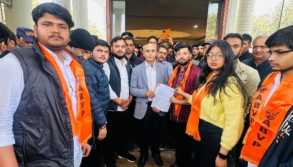 ABVP On GBU News : छात्रों का सब्र टूटा, प्रशासन कटघरे में, गौतम बुद्ध विश्वविद्यालय में अवैध नियुक्तियों, परीक्षा गड़बड़ी और सुरक्षा चूक पर एबीवीपी का बड़ा हमला, भाई-भतीजावाद और अवैध नियुक्तियों से बिगड़ा शैक्षणिक माहौल, छात्रावासों में बदहाली, सुरक्षा भगवान भरोसे