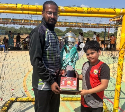 Samsara School News : “छोटे कदम, बड़ा कमाल!”, समसारा विद्यालय के अविरल को 15वीं मिनी नेशनल रोल बॉल चैंपियनशिप में राष्ट्रीय सम्मान, रोल बॉल में दिखाई प्रतिभा, जर्सी पुरस्कार से सम्मानित, भविष्य की ओर बढ़ता एक सितारा