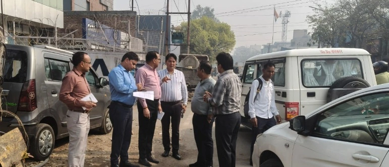 Noida Authority News : नोएडा प्राधिकरण के सीईओ कृष्णा करुणेश का औचक निरीक्षण, गंदगी, अवैध निर्माण और टूटी सड़कें देख अधिकारियों को लगाई फटकार, दिए सख्त निर्देश, सेक्टर-8 में मलबा मिलने पर कार्रवाई के निर्देश, ढके गए नालों पर वेंडिंग जोन बनाने के निर्देश