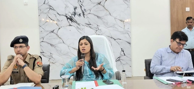 DM GB Nagar News : एलपीजी और पेट्रोल-डीजल की कालाबाजारी पर सख्त नजर, जिलाधिकारी ने तेल कंपनियों के अधिकारियों के साथ की बैठक, जनपद में पर्याप्त मात्रा में उपलब्ध है गैस और ईंधन, कालाबाजारी और अवैध भंडारण पर होगी कड़ी कार्रवाई