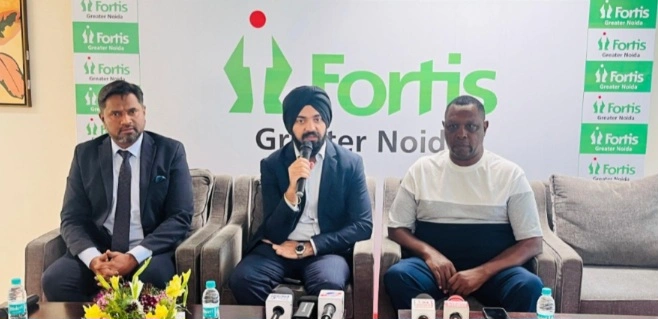 Fortis Hospital News : “दिल की धड़कनों को मिली नई जिंदगी!”, फोर्टिस ग्रेटर नोएडा में केन्या के मरीज पर हुआ हाईटेक पेसमेकर कमाल, बिना चीर-फाड़ के मिला नया जीवन, हार्ट ब्लॉकेज से जूझ रहा था मरीज, हर पल मंडरा रहा था खतरा, विशेषज्ञों ने बताया – यह भविष्य की तकनीक है
