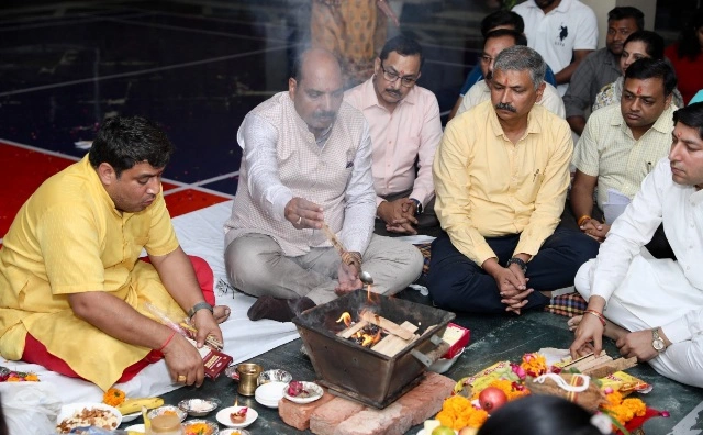 Sharda University News : “भक्ति, ऊर्जा और एकता का अद्भुत संगम!” — नवरात्रि के पहले दिन शारदा यूनिवर्सिटी में गूंजे मंत्र, 500 छात्रों ने लिया हवन में हिस्सा, मंत्रोच्चार और विधि-विधान से हुआ मां दुर्गा का पूजन, प्रो-चांसलर YK Gupta का संदेश शिक्षा के साथ संस्कार भी जरूरी
