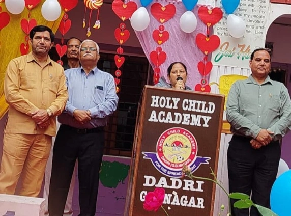 Holy Child Academy News : “मेहनत का जश्न, सपनों को उड़ान!”, होली चाइल्ड एकेडमी में पुरस्कार वितरण और विदाई समारोह ने रचा यादगार पल, मुख्य अतिथि गीता पंडित ने बांधी तारीफों के पुल, विदाई के भावुक पल: हंसी और आंसुओं का संगम
