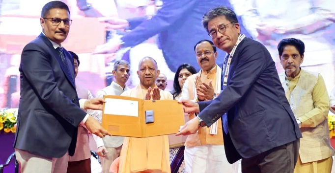 YEIDA Authority News : “लखनऊ से उठी विकास की नई लहर, मुख्यमंत्री ने बांटे औद्योगिक आवंटन पत्र, यमुना एक्सप्रेसवे क्षेत्र में हजारों रोजगार का रास्ता हुआ साफ!”, “यमुना एक्सप्रेसवे बना इंडस्ट्रियल हब—बड़े उद्योगों को मिली जमीन”, “निवेश से रोजगार तक—यूपी बना इंडस्ट्रियल डेस्टिनेशन”, विकास की रफ्तार अब और तेज”