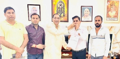 Dadri MLA News : “संगठन से सत्ता तक बढ़ा कद!, सूरजपुर के सियासी मैदान में गूंजा नाम, मनोज भाटी बने विधायक तेजपाल नागर के प्रतिनिधि, दादरी में बधाइयों की बाढ़”, “विधायक का भरोसा—जनसमस्याओं के समाधान में निभाएंगे अहम भूमिका”,“कार्यकर्ताओं में उत्साह, बधाइयों का सिलसिला जारी”