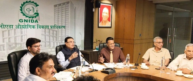Greater Noida Authority News : “9 साल से फंसा प्लॉट, अधूरी सड़कें और भारी नियमों का बोझ, अब जागा प्रशासन!”, एनईए की पहल पर उद्योगपतियों की गुहार, ACEO सौम्य श्रीवास्तव, ACEO सुमित यादव ने 10 दिन में समाधान का दिया अल्टीमेटम, उद्योगपतियों की पीड़ा “पैसा दिया, लेकिन हक नहीं मिला”, अधूरी सड़कें, लीज रेंट और किराया नीति पर उठे गंभीर सवाल