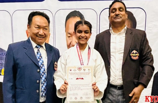 Samsara School News : “कराटे के मैदान में समसारा का कमाल, नन्हीं बेटियों ने जीता गोल्ड-ब्रॉन्ज, अब राज्य स्तर पर दिखेगा दम!”, 450 खिलाड़ियों के बीच चमकी प्रतिभा, नोएडा इंडोर स्टेडियम में गूंजा समसारा विद्यालय का नाम, “गोल्डन पंच से चमकी प्रत्युषा, ब्रॉन्ज से झलकी छनक की चमक”