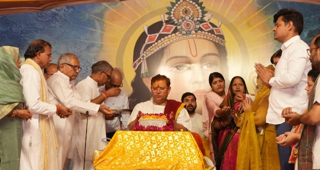 Ram Katha News : “राम कथा के आठवें दिन गूंजा भक्ति का संदेश, भरत के त्याग और केवट की श्रद्धा से सीखने का आह्वान!”, ऐच्छर-बिरोड़ा के रामलीला मैदान में उमड़ा श्रद्धा का सैलाब, कथा व्यास ने जीवन दर्शन से जोड़ा आध्यात्म