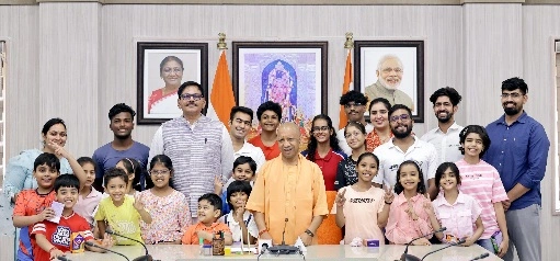 CM Yogi Adityanath News : “सपनों को रफ्तार देने वाली मुलाकात”, जेवर के नन्हे स्केटर्स ने CM से मिलकर कहा ‘थैंक यू’, आधुनिक ट्रैक से बदली खेल की तस्वीर, विधायक के नेतृत्व में बच्चों ने जताया आभार, मुख्यमंत्री योगी आदित्यनाथ ने दिया प्रेरणा का संदेश
