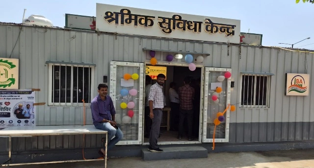 IBA Industry News “फैक्ट्रियों की धड़कन बनी ‘सेहत की चौपाल’, ग्रेटर नोएडा के इंडस्ट्रियल हब में 6 दिन तक गूंजा ‘हेल्थ अलर्ट’—हजारों श्रमिकों को मिला फ्री चेकअप, दवाइयां और भरोसे का बड़ा तोहफा”, IBA की सोच—‘स्वस्थ श्रमिक, मजबूत उद्योग’