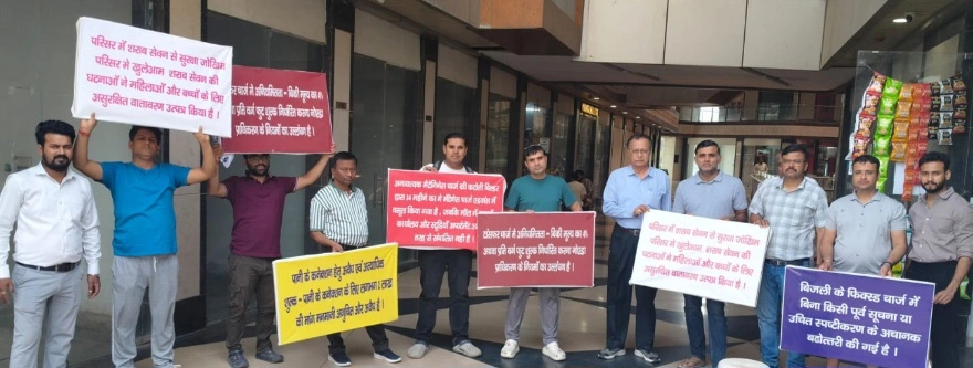 U:FAIRIA Mall News : “दुकानदारों का धैर्य टूटा, मॉल के भीतर ही उठी ‘व्यापार की आवाज़’—मेंटेनेंस से लेकर बिजली तक हर मोर्चे पर नाराज़गी, यूफेरिया मॉल में बिल्डर के खिलाफ खुला मोर्चा”, “अब और नहीं सहेंगे मनमानी”—व्यापारियों का फूटा गुस्सा, मेंटेनेंस चार्ज बना विवाद की जड़, NOC के नाम पर अवैध वसूली का आरोप