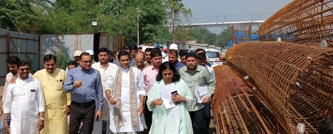 Noida Authority News : नोएडा में ट्रैफिक समाधान की दिशा में बड़ा कदम, विधायक ने चिल्ला से सेक्टर-150 तक एलिवेटेड रोड परियोजना का किया निरीक्षण, 50% कार्य पूर्ण, ट्रैफिक जाम से राहत के लिए अहम परियोजना, पुश्ता मार्ग के सुदृढ़ीकरण पर भी काम जारी