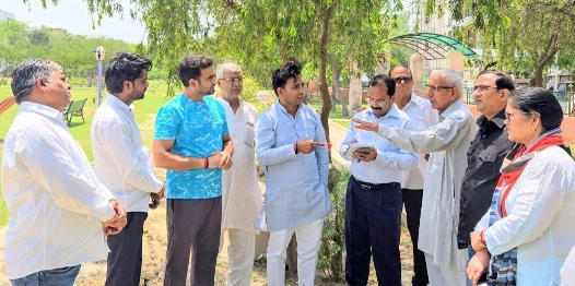 Delte 2 News : सूखे पार्क, टूटी हरियाली और नाराज़ निवासी!, आखिरकार जागा ग्रेटर नोएडा प्राधिकरण, डीजीएम समेत अफसरों की टीम पहुंची डेल्टा-2 — सेक्टरवासियों ने दिखाया “जमीन पर विकास” का असली हाल, “ग्रीन सेक्टर” का सपना हुआ फीका
