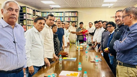 FONRWA Noida News : “अब घर-घर नहीं, मोबाइल से होगी देश की गिनती!”, नोएडा में जनगणना 2027 की डिजिटल तैयारी तेज, फ़ोनरवा कार्यालय में चला जागरूकता अभियान“, क्लिक करो और खुद भर दो अपनी जनगणना” — सेक्टर-52 में आयोजित कार्यक्रम में आरडब्ल्यूए पदाधिकारियों को दी गई ऑनलाइन स्व-गणना की पूरी जानकारी