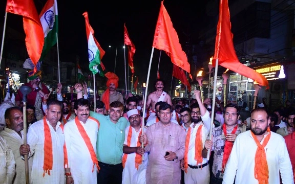 Dadri 1857 News : जब दादरी की धरती पर फिर जल उठीं 1857 की मशालें! हजारों हाथों में आग, दिलों में देशभक्ति और आसमान तक गूंजे “भारत माता की जय” के नारे, नगर पालिका से शुरू हुई क्रांति की मशाल, जब मंगल पांडे, धन सिंह कोतवाल और राजा राव उमराव सिंह फिर जीवंत हो उठे