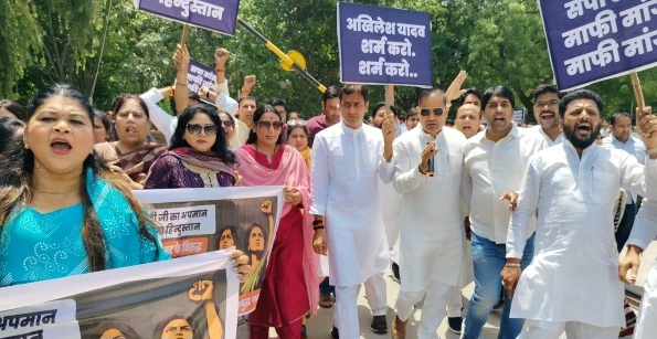 Bjp Organasation News : “मर्यादा भूली सियासत पर भाजपाइयों का हल्ला बोल!”, सूरजपुर कलेक्ट्रेट पर गूंजे नारे, सपा नेताओं के बयान पर गौतमबुद्धनगर में उबाल, मातृशक्ति से युवाओं तक सड़क पर उतरा विरोध, “अमर्यादित भाषा लोकतंत्र को कमजोर करती है”, ब्राह्मण समाज पर टिप्पणी को लेकर भी नाराजगी