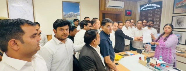 Breaking News : “काले कोट पर बरसी लाठियां, कानून के रखवालों में उबाल!”, लखनऊ लाठीचार्ज के विरोध में गौतमबुद्ध नगर बार एसोसिएशन का बड़ा प्रदर्शन, सरकार को दी आंदोलन की चेतावनी, मुख्यमंत्री के नाम जिलाधिकारी को सौंपा ज्ञापन, अधिवक्ताओं में दिखा भारी आक्रोश