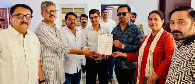 Active Citizen Team News : “नोएडा में इलाज नहीं, जेब का ऑपरेशन हो रहा!”, निजी अस्पतालों के लिए फिर निकले प्लॉट तो भड़क उठे नागरिक, बोले- ‘अब चाहिए सरकारी सुपर स्पेशियलिटी अस्पताल, नहीं तो आम आदमी का इलाज भगवान भरोसे’, एक्टिव सिटीजन टीम ने कलेक्ट्रेट पहुंचकर मुख्यमंत्री के नाम सौंपा ज्ञापन, कहा प्राधिकरण खुद बनाए अस्पताल”