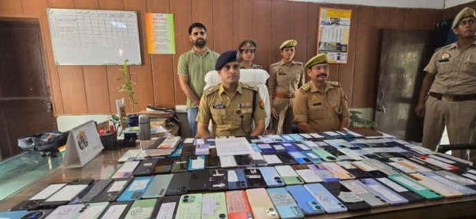 Breaking News : “मोबाइल गया समझो गया”… लेकिन सेंट्रल नोएडा पुलिस ने बदल दी कहानी!, 6 साल में गुम हुए 121 फोन खोज निकाले, 35 लाख की ‘खोई दुनिया’ फिर लौटी मालिकों के हाथों में, CEIR तकनीक और सर्विलांस टीम का कमाल, एडीसीपी स्वतंत्र सिंह ने दी जानकारी