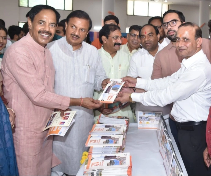 Noida MP News : विकास के 12 साल, उपलब्धियों की मिसाल! नोएडा में सजी तीन दिवसीय भव्य प्रदर्शनी, ‘सेल्फी विद पीएम’ बना आकर्षण का केंद्र, योजनाओं से रूबरू हुए हजारों लोग, केंद्र सरकार के 12 वर्ष पूरे होने पर गौतमबुद्धनगर में विकास महाकुंभ का आगाज, सांसद डॉ. महेश शर्मा ने किया शुभारंभ, सरकारी योजनाओं और उपलब्धियों की दिखी शानदार झलक