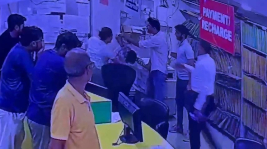 Noida News : गुस्से का ऐसा ‘हाई वोल्टेज ड्रामा’ कि देखते रह गए लोग!, शिकायत से नाराज महिला ने मेंटेनेंस ऑफिस में बरसाए थप्पड़, एक-दो नहीं बल्कि 20 से ज्यादा तमाचे, CCTV वीडियो वायरल, नोएडा की हाईराइज सोसायटी में हंगामे का वीडियो सोशल मीडिया पर चर्चा का विषय, पुलिस ने मामले का लिया संज्ञान