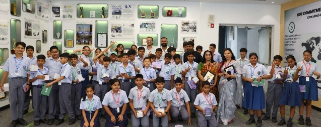 GNW School News : ग्रेटर नोएडा वर्ल्ड स्कूल के विद्यार्थियों ने ओप्पो मैन्युफैक्चरिंग प्लांट में देखा ‘भविष्य का भारत’! अपने हाथों से बनाया मोबाइल, रोबोटिक्स, AI और स्मार्ट फैक्ट्री ने बढ़ाया टेक्नोलॉजी का जुनून, केवल किताबों तक सीमित नहीं है शिक्षा : मंजू कौल