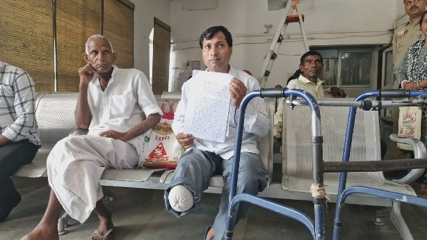 Yatharth Hospital News : 8 लाख रुपये खर्च, फिर भी नहीं बचा पैर! इलाज या लापरवाही?, ग्रेटर नोएडा के निजी अस्पताल पर गंभीर आरोप, पीड़ित परिवार ने डीएम से लगाई न्याय की गुहार, दुर्घटना में टूटा पैर, इलाज के भरोसे पहुंचे अस्पताल… दो साल बाद जिंदगी बदल गई; परिवार बोला– पहले लाखों रुपये लिए, फिर संक्रमण छिपाया, आखिरकार काटना पड़ा पैर