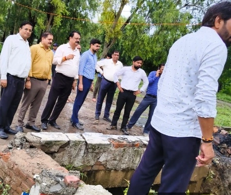 Greater Noida Authority News: बारिश बनी चुनौती, लेकिन ग्रेटर नोएडा प्राधिकरण रहा अलर्ट!, रातभर सड़कों पर डटे रहे अधिकारी, जलभराव पर चला त्वरित एक्शन, पंपों से निकला पानी और मिनटों में खुला रास्ता, सीईओ रवि कुमार NG का सख्त निर्देश—फील्ड छोड़ने की नहीं, समाधान देने की जिम्मेदारी