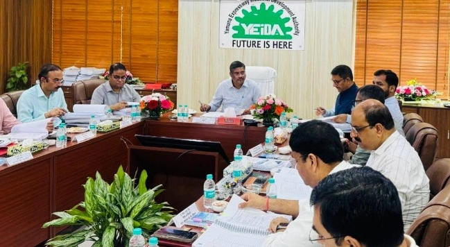 Yamuna Authority Board Meeting News : यीडा बोर्ड बैठक में लिए गए कई बड़े फैसले, नोएडा एयरपोर्ट के आसपास बनेगा इंडस्ट्रियल नोड, हाईराइज भवनों की अग्नि सुरक्षा के लिए 50 करोड़ मंजूर, मेडिकल रिसर्च और व्यापारिक परियोजनाओं को भी मिली नई रफ्तार, ICMR को मिली 30 एकड़ भूमि, औद्योगिक पार्कों में तेजी से बढ़ रहा निवेश, ई-बस और हाइड्रोजन बसों को मिलेगा बढ़ावा