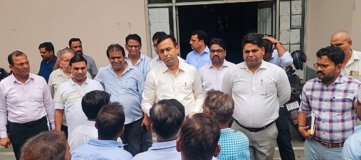 Greater Noida Authority News : अब दफ्तर नहीं, खुद सेक्टरों में पहुंचेगा प्राधिकरण!, ग्रेटर नोएडा में 'डोर-टू-डोर समाधान अभियान' की शुरुआत, अल्फा-1 से खुला विकास का नया अध्याय, सीईओ एनजी रवि कुमार की पहल पर हर शिकायत का होगा मौके पर निस्तारण