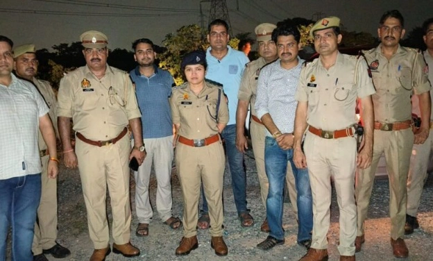 Dadri News : दादरी पुलिस और बदमाशों के बीच मुठभेड़, स्नैचिंग करने वाले दो शातिर गिरफ्तार; छीना हुआ मोबाइल, कार और चोरी के जेवर बरामद, मोबाइल स्नैचिंग की घटना के बाद पुलिस ने बनाई विशेष टीम, पुलिस पर फायरिंग, जवाबी कार्रवाई में एक बदमाश घायल