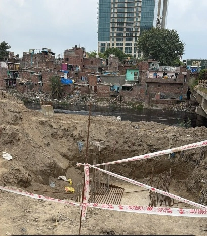 Noida Authority News : नोएडा प्राधिकरण की लापरवाही पर फिर उठे सवाल, खुले गड्ढे, अधूरी बैरिकेडिंग और अंधेरे का खतरा!, चिल्ला एलिवेटेड रोड निर्माण पर फिर उठे सवाल, नागरिक बोले—'पहले सुरक्षा, फिर विकास', नोएडा में सुरक्षा व्यवस्थाओं को लेकर विवादों में आ गई