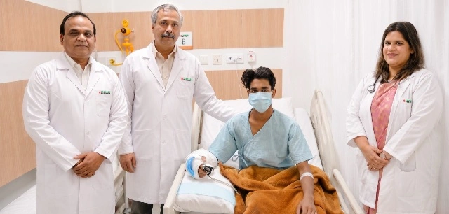 Yashoda Medicity Hospital : 7 घंटे की जटिल माइक्रोसर्जरी से 18 वर्षीय युवक का कटा हाथ फिर जोड़ा, यशोदा मेडिसिटी के डॉक्टरों को मिली सफलता, कंस्ट्रक्शन साइट हादसे में कलाई से पूरी तरह कट गया था दाहिना हाथ, माइक्रोसर्जरी से रक्त वाहिकाओं, नसों और टेंडन्स को जोड़ा, इमरजेंसी में तुरंत शुरू हुई विशेषज्ञों की टीम, “पूरी तरह कटे हाथ को जोड़ना समय के साथ दौड़ जैसा”