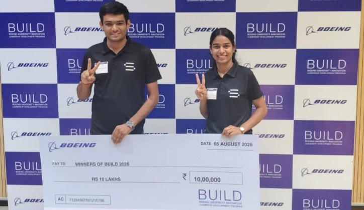 Sharda University News : शारदा यूनिवर्सिटी के छात्रों ने Boeing BUILD 5.0 में जीता राष्ट्रीय खिताब, StelX Dynamics को 10 लाख रुपये का पुरस्कार, 7,000 से अधिक स्टार्टअप्स के बीच शानदार प्रदर्शन, Top 12 से Top 4 और फिर राष्ट्रीय विजेताओं में बनाई जगह, सेना और पुलिस के लिए विकसित हो रही ड्रोन तकनीक, चांसलर पी.के. गुप्ता ने छात्रों को दी बधाई