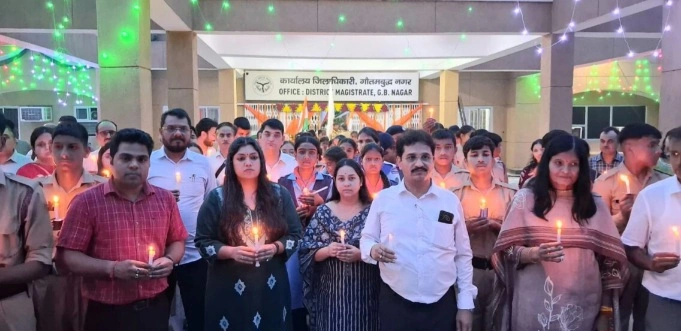 DM News : विभाजन विभीषिका स्मृति दिवस पर निकला कैंडल मार्च, शहीदों और विभाजन पीड़ितों को किया नमन, DM मेधा रूपम के नेतृत्व में विकास भवन से कलेक्ट्रेट तक निकला मार्च, एकता-अखंडता और सामाजिक सद्भाव का दिया संदेश, विभाजन की पीड़ा को याद कर एकता का संकल्प, कलेक्ट्रेट परिसर में अर्पित की श्रद्धांजलि