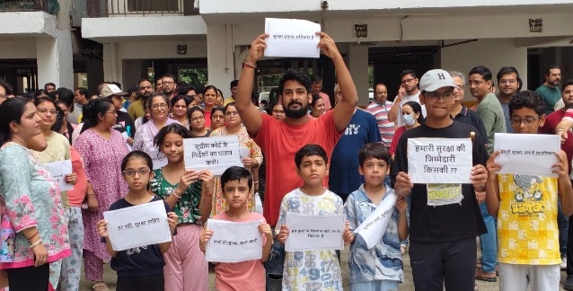 Panchsheel Green 2 News : पंचशील ग्रीन्स-2 में लगातार डॉग बाइट की घटनाओं से बढ़ा आक्रोश, निवासियों ने शांतिपूर्ण मार्च निकालकर कार्रवाई की उठाई मांग, बच्चों और बुजुर्गों की सुरक्षा को लेकर चिंतित निवासी, मेंटेनेंस टीम और ग्रेटर नोएडा प्राधिकरण से स्थायी समाधान की मांग