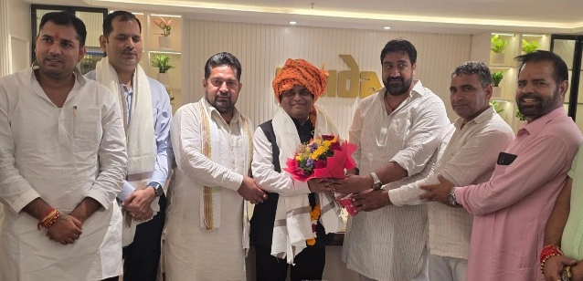 Noida CEO News : सलारपुर Sec 81 को मिली बड़ी सौगात, कम्युनिटी हॉल निर्माण को हरी झंडी; किसान नेताओं ने CEO कृष्णा करुणेश का जताया आभार, ₹5.77 करोड़ की लागत से ग्रीक थीम पर बनेगा आधुनिक कम्युनिटी हॉल, एक साल में निर्माण पूरा करने का लक्ष्य; शादी-ब्याह और सामाजिक आयोजनों के लिए ग्रामीणों को मिलेगी बड़ी सुविधा, पहली मंजिल पर चार कमरे और विशाल हॉल
