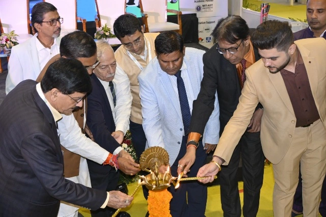 EV India Expo News : ग्रेटर नोएडा में EV India Expo 2026 का आगाज, पहले दिन हुए कारोबारी समझौते; विशेषज्ञों ने बताया इलेक्ट्रिक मोबिलिटी को भविष्य, इंडिया एक्सपो सेंटर में जुटा ईवी उद्योग, बैटरी, चार्जिंग इंफ्रास्ट्रक्चर से लेकर इलेक्ट्रिक वाहनों की नई तकनीकों का प्रदर्शन; एक्सपो डायरेक्टरी का हुआ विमोचन, पहले दिन ही MoU और कारोबारी बैठकों से बनी नई संभावनाएं