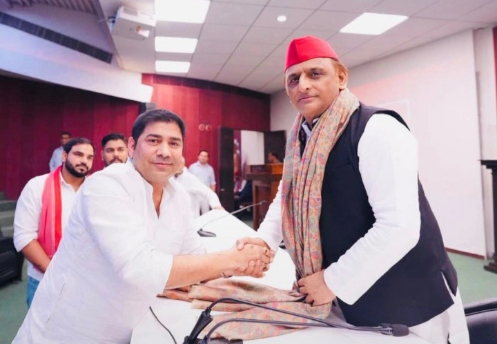 Breaking News : मासूम बच्ची के परिवार के साथ खड़ी हुई समाजवादी पार्टी, अखिलेश यादव ने बढ़ाया मदद का हाथ, पीड़ित माता-पिता को सौंपा ₹1 लाख का चेक, माता-पिता का बढ़ाया ढांढस, दुःख की घड़ी में परिवार के साथ समाजवादी पार्टी