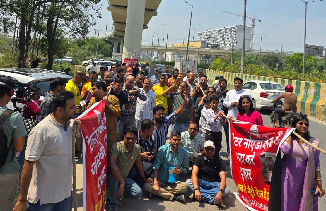 रस्सी से मेट्रो पिलर खींचकर जताया ग्रेटर नोएडा वेस्ट मेट्रो की डीपीआर निरस्त होने का विरोध