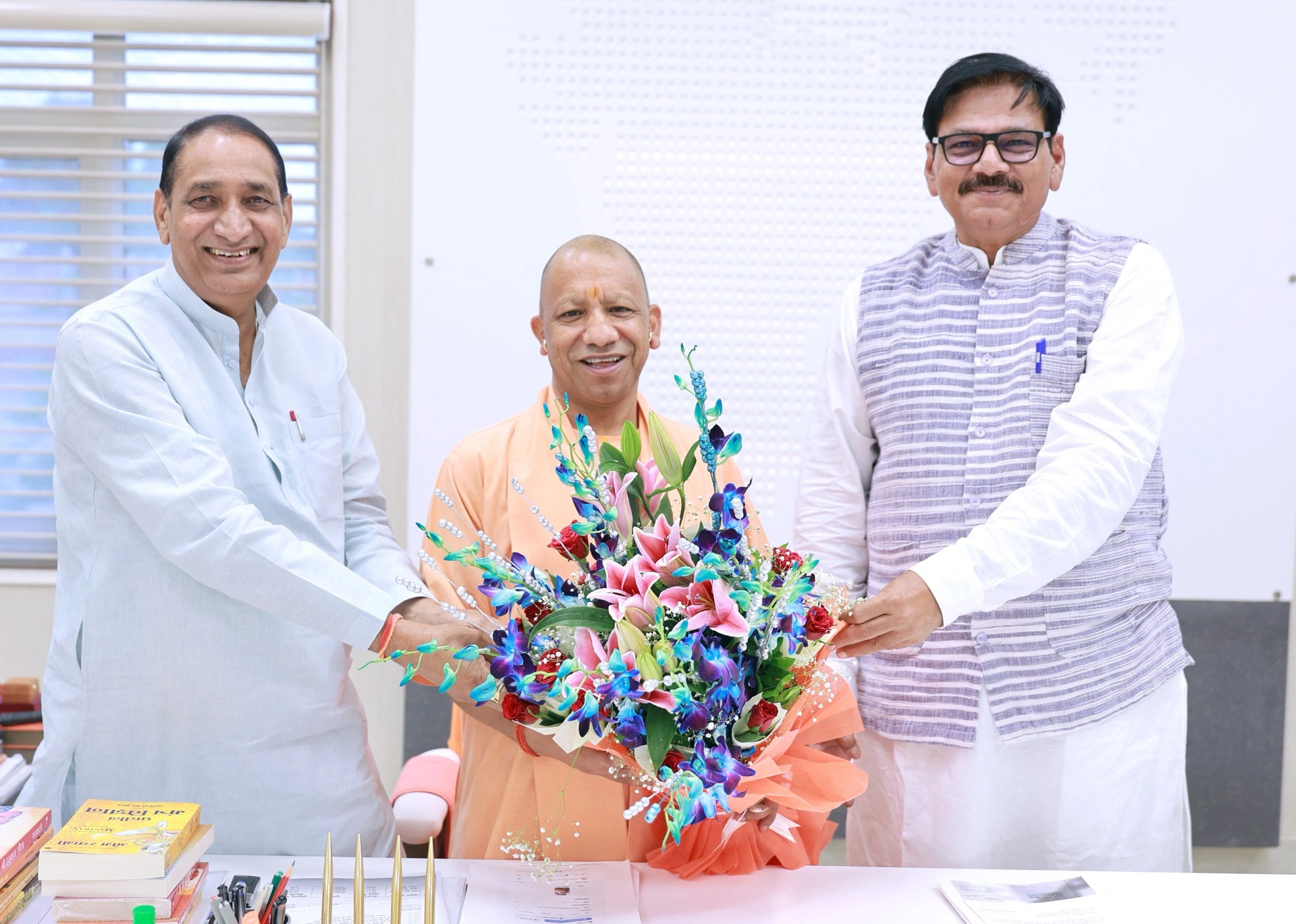 जेवर व दादरी विधायक ने सीएम योगी आदित्यनाथ से की मुलाक़ात, क्षेत्र के विकास को लेकर हुई चर्चा, प्रस्तावित फिल्म सिटी मनोरंजन एवं मीडिया उद्योग को देगा नई दिशा