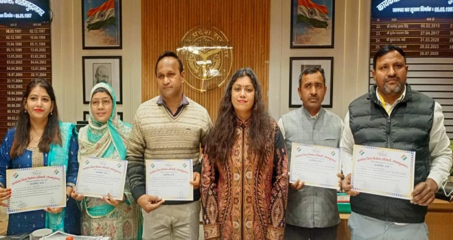 DM SIR News : “बीएलओ की मेहनत को मिला DM मेधा मैम का सम्मान!, चाय पर चर्चा में गूंजा लोकतंत्र का जज़्बा—विशेष प्रगाढ़ पुनरीक्षण में अव्वल पाँच वीरों ने बढ़ाया गौतम बुद्ध नगर का मान”, जिला निर्वाचन अधिकारी मेधा रूपम की प्रेरक घोषणा